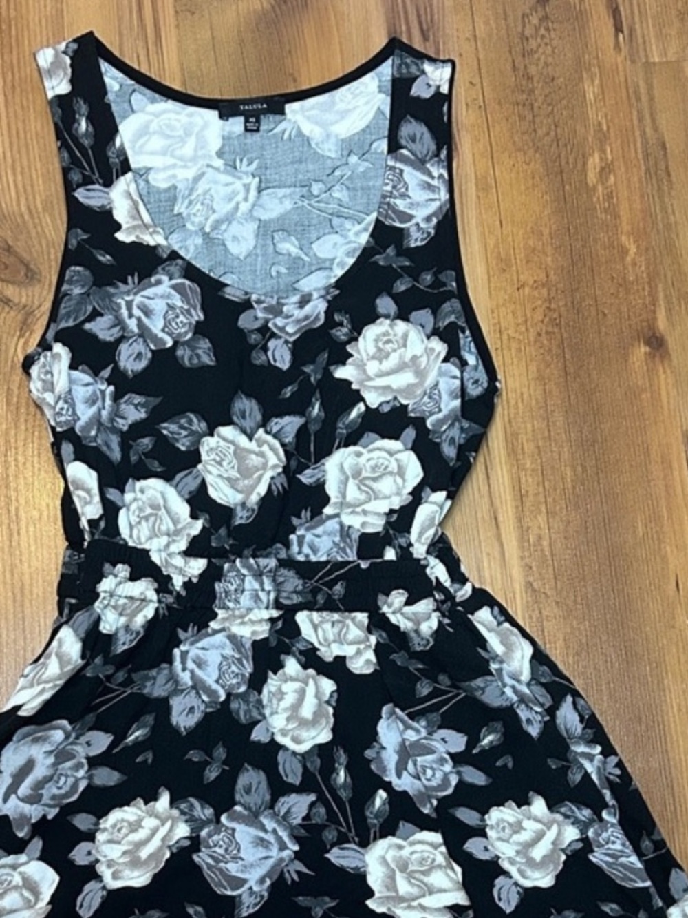 Aritzia Talula Rose Print Roppongi Dress with Pockets Size XS Black and …